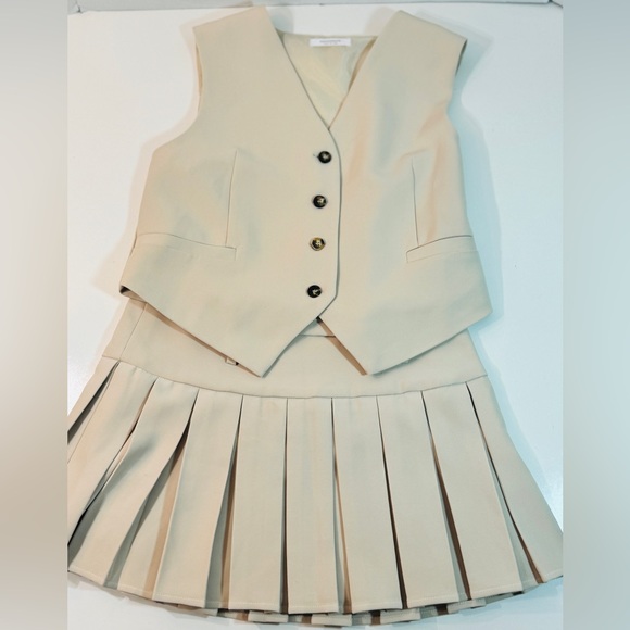 Peppermayo Dresses & Skirts - Size 4 Peppermayo Beige Pleated Skirt and Vest Set
